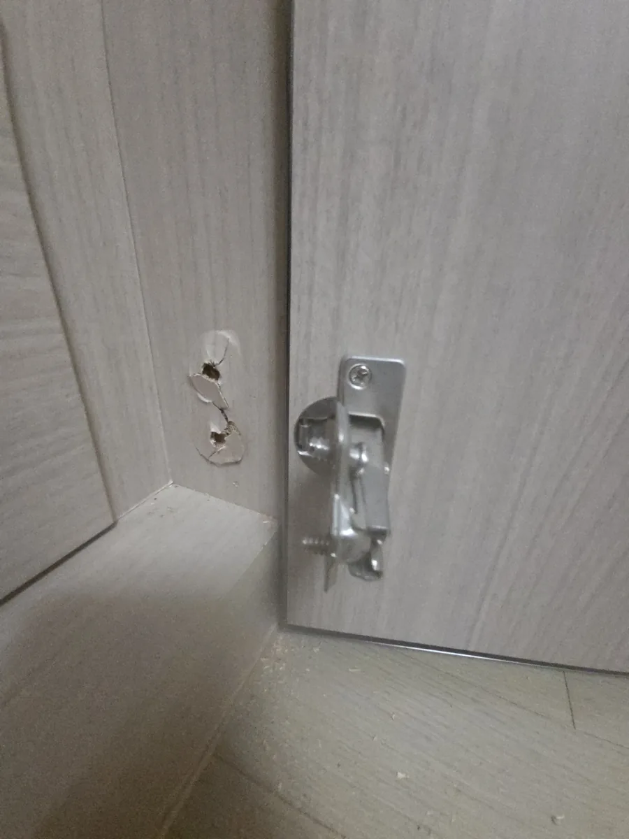 붙박이장 경첩 교체